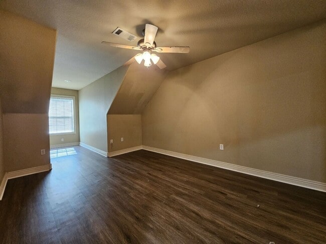 Building Photo - Beautiful & spacious 4 Bedroom condo w/fen...