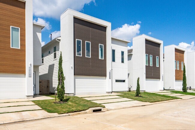 Building Photo - 2214 Cortijo Pl