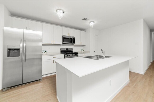 Building Photo - 1626 Red Oak Dr