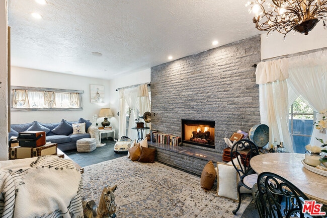 Building Photo - 2851 Seabreeze Dr