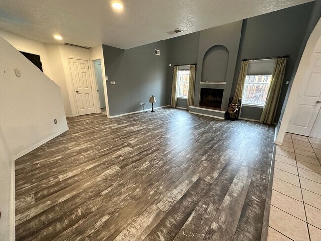 Building Photo - Tons of Character! 3 bed 2.5 bath amazing ...
