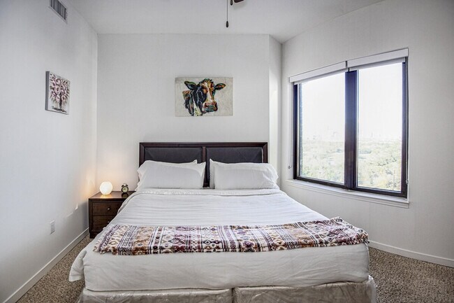 Building Photo - 6803 Staffordshire Crescent