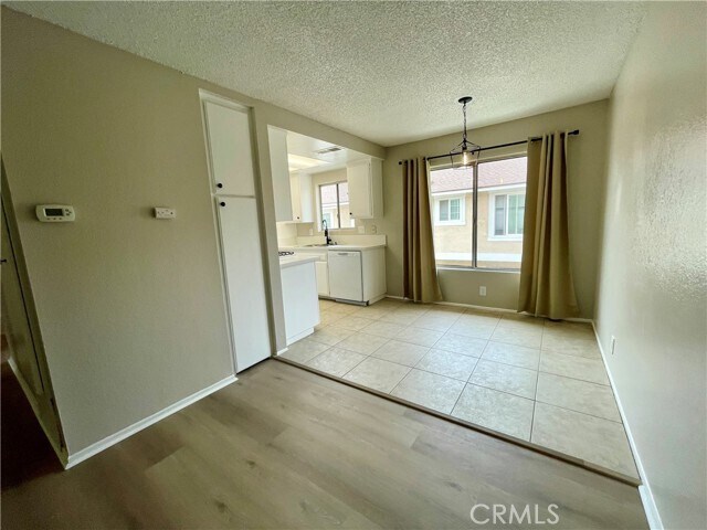 Building Photo - 326 W 9th St