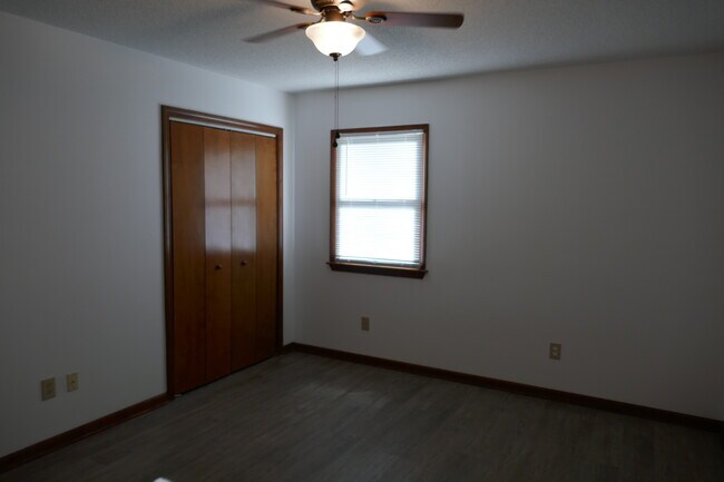 Building Photo - 368 Country Club Rd