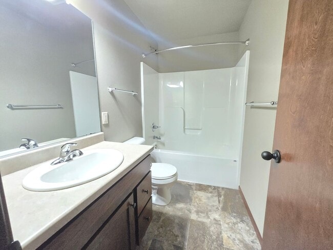 Building Photo - Spacious 3 Bed 2 Bath Twinhome | East Siou...