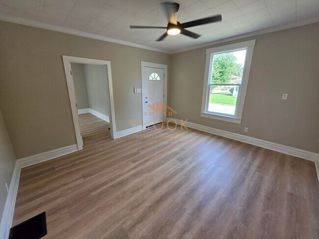 Building Photo - **MOVE-IN SPECIAL** Centrally Located and Remodeled 4BR Home