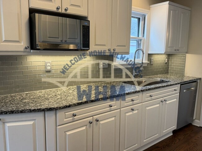 Building Photo - 6225 N Lydell Ave