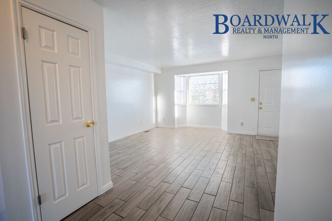 Building Photo - Half off 1st month's rent 3 Bed Townhouse ...