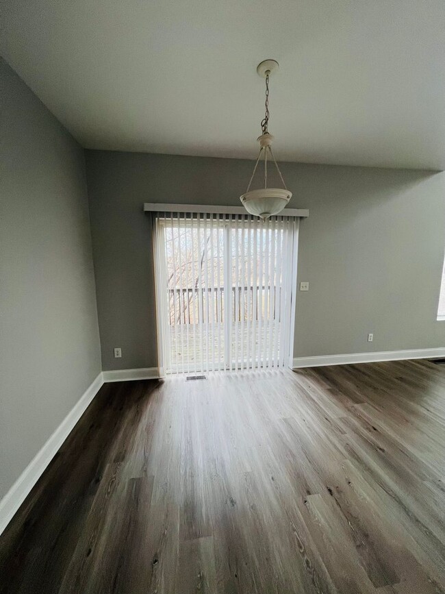 Building Photo - RENOVATED 4 bed 3.5 bath Duplex - Availabl...