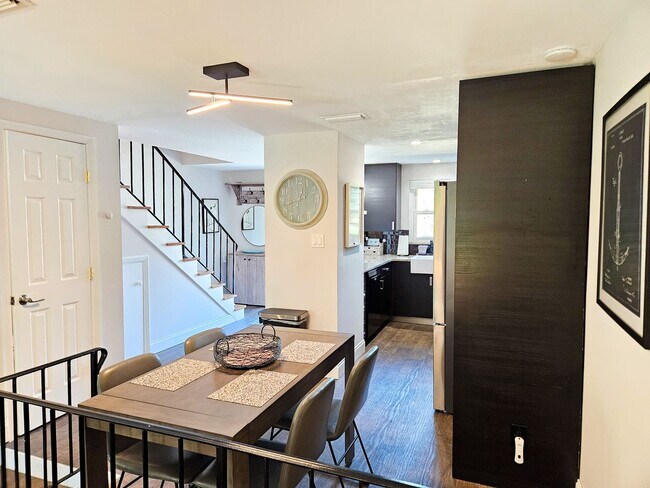 Building Photo - Seasonal Short-Term Venice Island Townhouse Steps from Venice Beach!