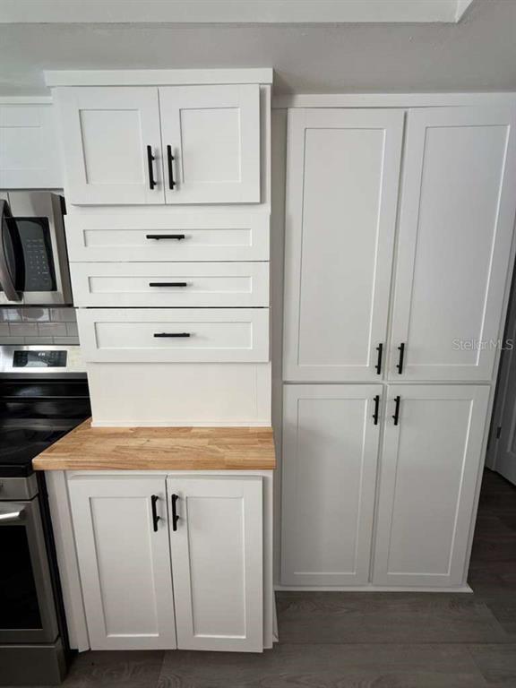 Building Photo - 2021 Valley Dr