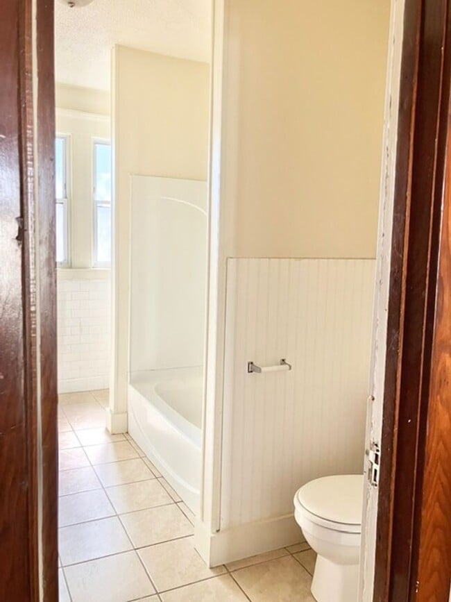 Building Photo - College Rental