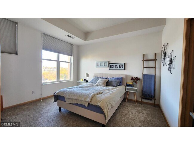 Building Photo - 2650 University Ave W