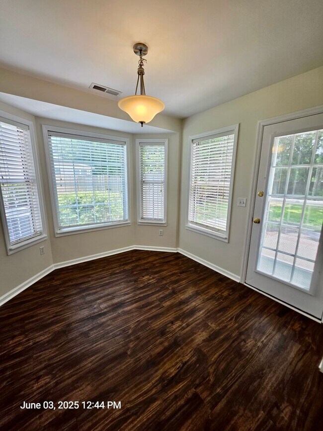 Building Photo - Thoughtfully updated 3 bedroom in Summervi...