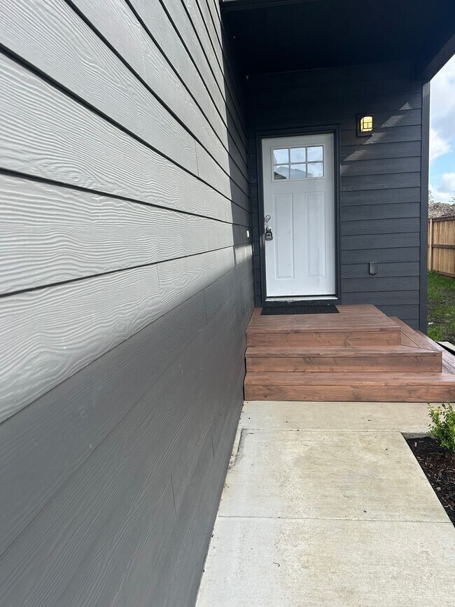 Building Photo - Beautifully Furnished Brand New 5 Bedroom ...