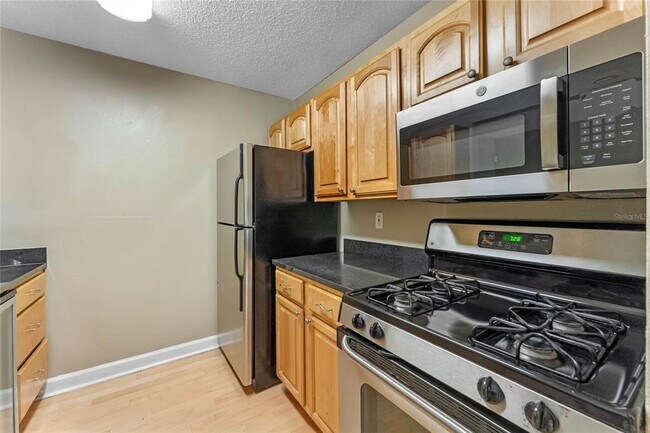 Building Photo - 2025 Dixie Belle Dr
