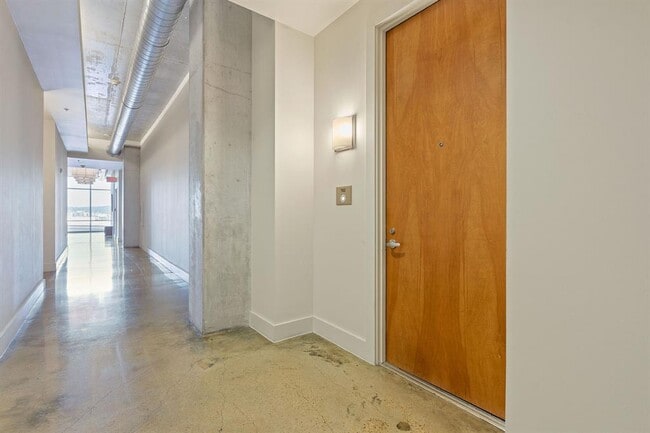 Building Photo - 800 W 5th St