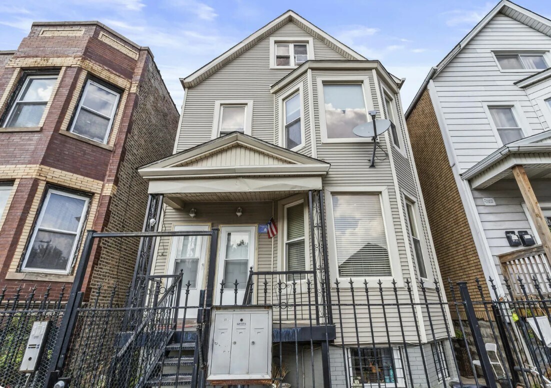 Building Photo - 3508 W Diversey Ave