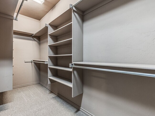 Building Photo - 3 Bedroom + Study + 3 car garage home located in the heart of Edmond!