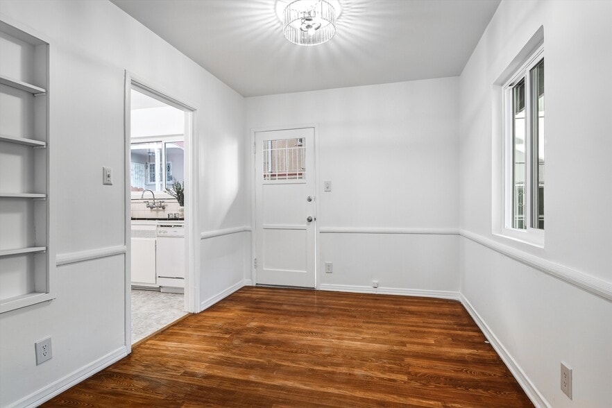 Building Photo - 1319 S Mansfield Ave