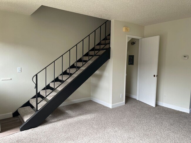 Building Photo - 1323 Edwards Ave