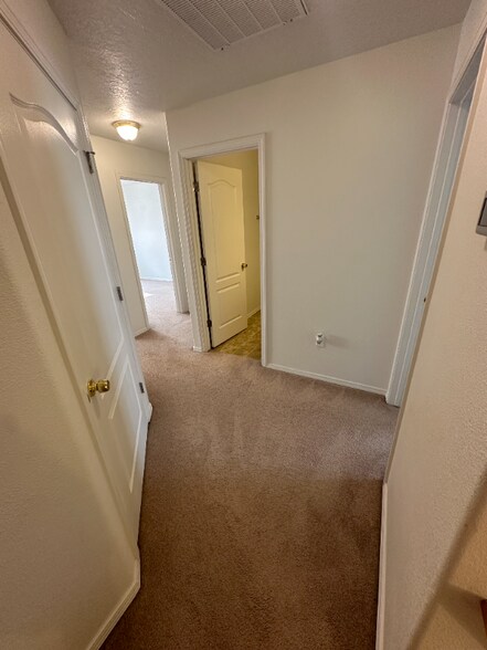 Building Photo - 116-118 NE Lotus Ct