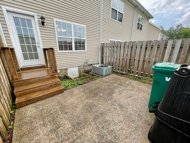 Building Photo - 1047 McKenna Dr