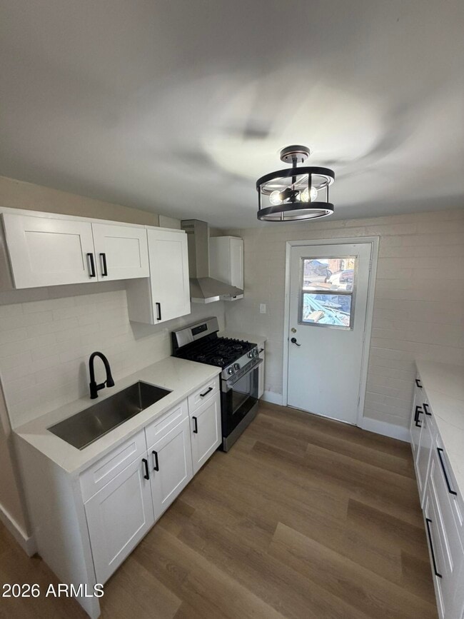 Building Photo - 909 S Kenwood Cir