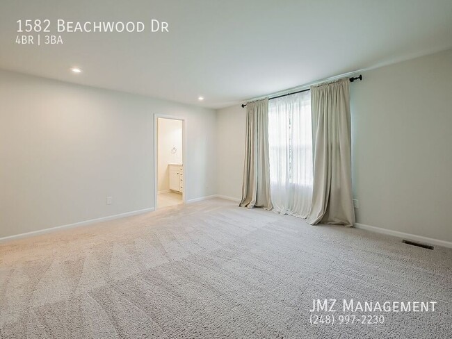 Building Photo - 1582 Beachwood Dr
