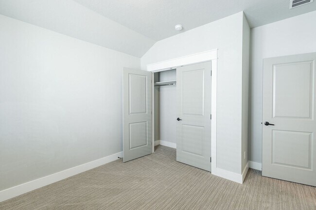 Building Photo - Quiet Centrally located 3 bed 2.5 bathroom