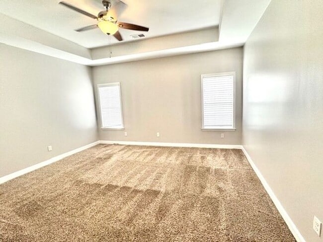 Building Photo - Spacious 4 Bedroom 3 Bath Home In Southeast
