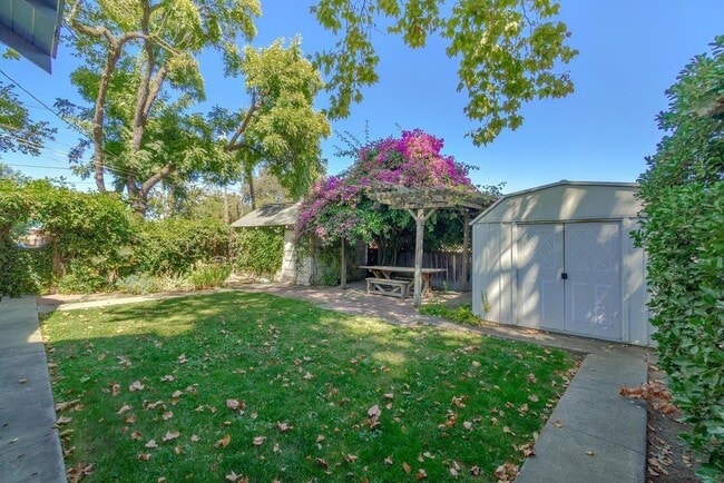 Building Photo - Charming Home next to Co-Op