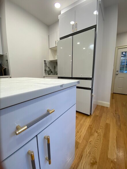 Building Photo - 583 Highland Ave