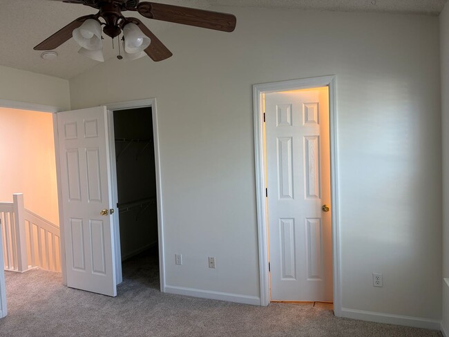 Building Photo - Charming Townhouse