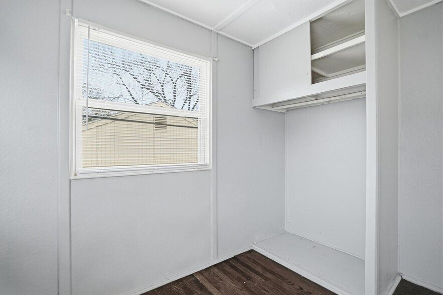 Building Photo - 1108 NE 46th Terrace