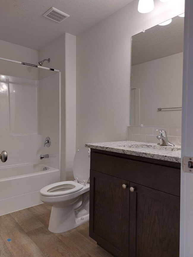 Building Photo - 3 bed 2 bath house