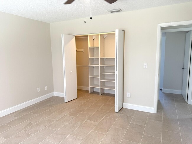 Building Photo - 333 NE Floresta Dr