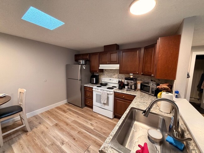 Building Photo - Fully Furnished 2 bed, 1 bath w/ Garage in Puyallup!
