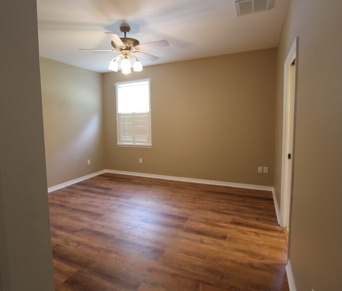 Large Master bedroom - 37410 Picketts Mill Ave