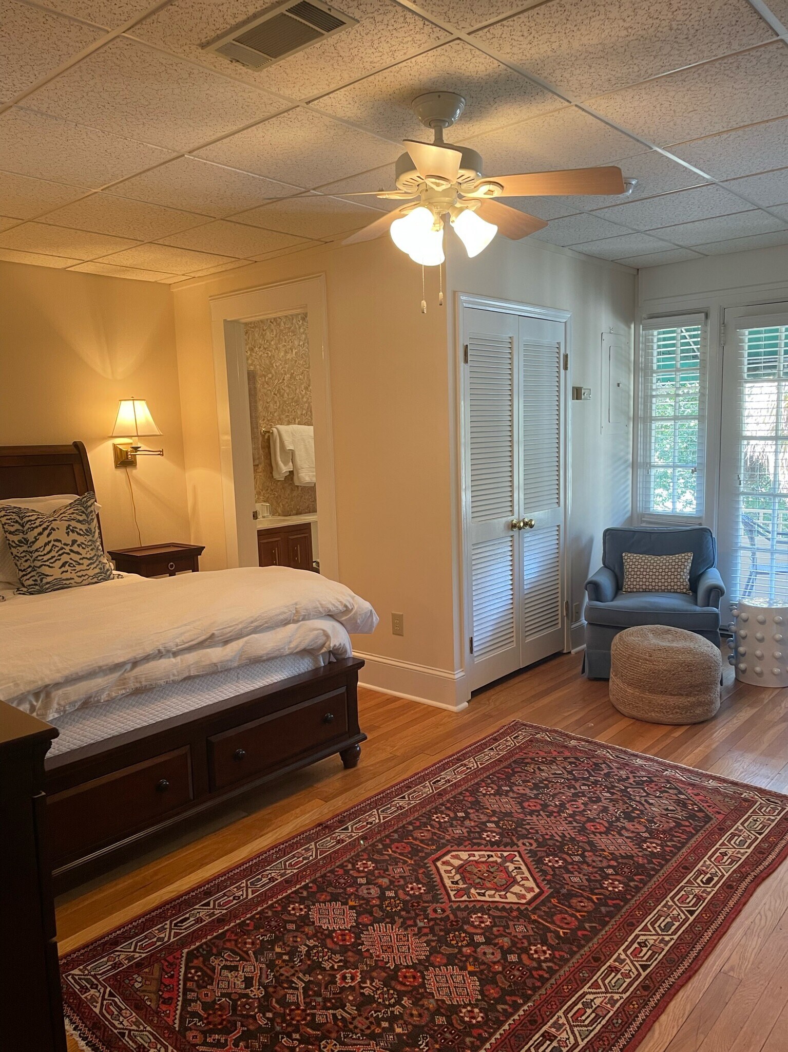 Queen size bed and sitting area - 2068 Walton Way