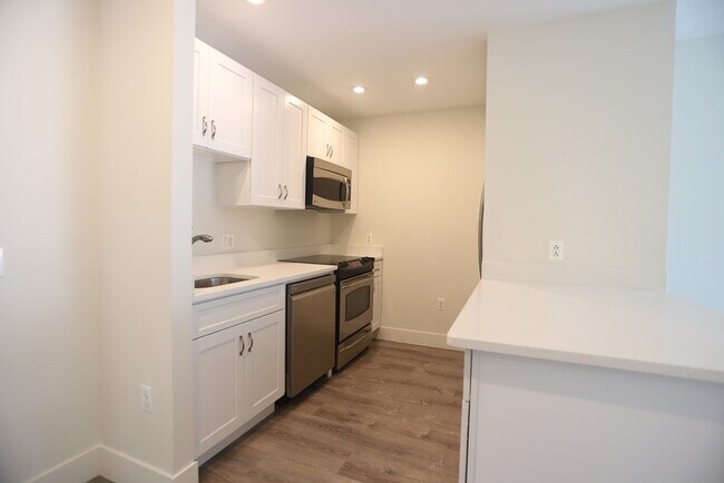 Building Photo - 24 2nd St
