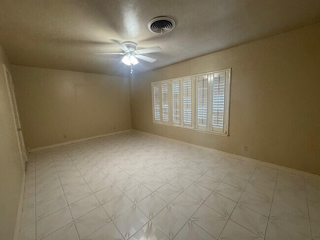 Building Photo - 302 Huisache Dr