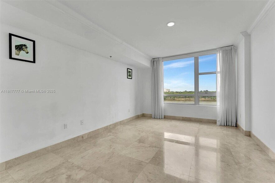 Building Photo - 2641 N Flamingo Rd
