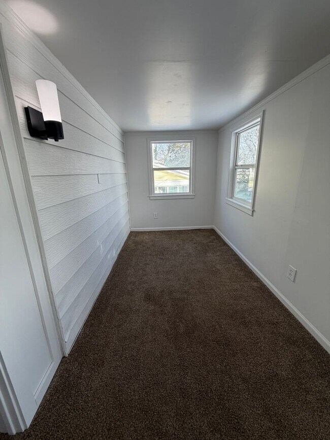 Building Photo - Spacious 4-Bedroom Barberton Home – Open House Wednesday, February 11th!