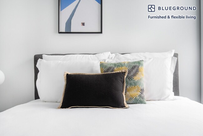 Building Photo - 1536 W Chicago Ave