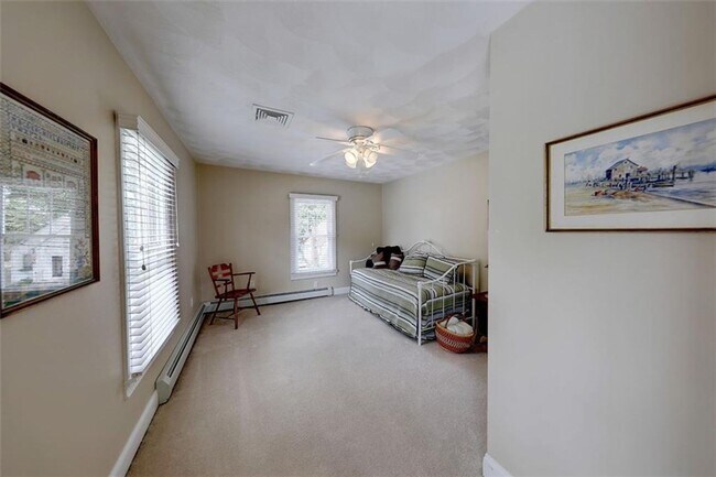 Building Photo - Providence/Elmhurst – Gorgeous Single Fami...