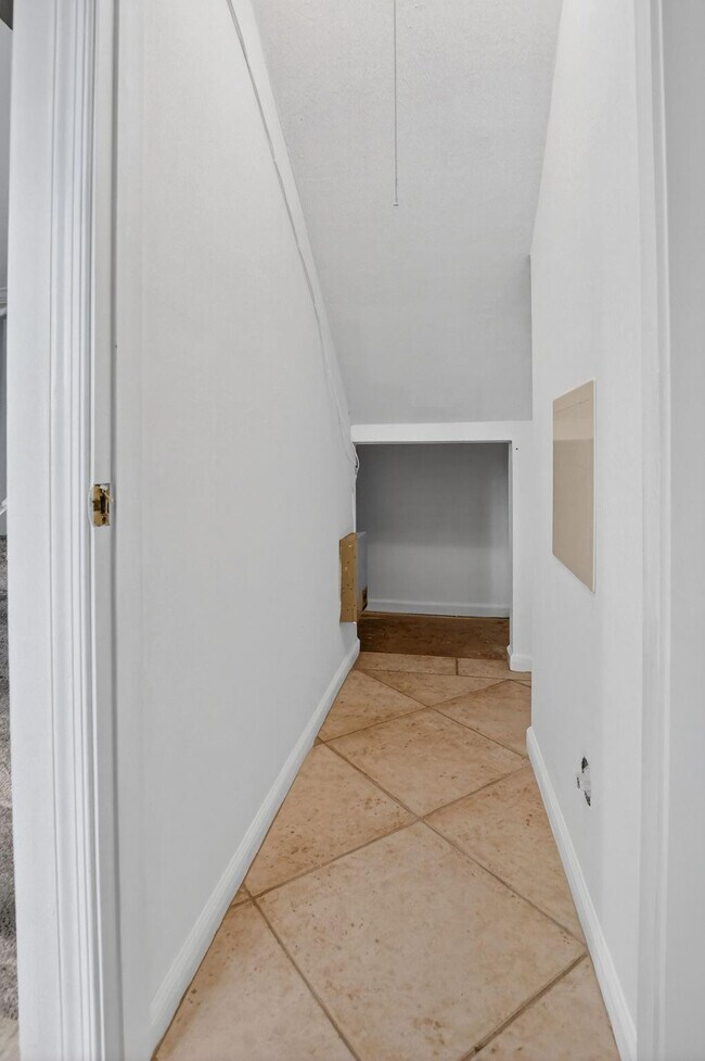 Building Photo - 596 SE 20th Ave