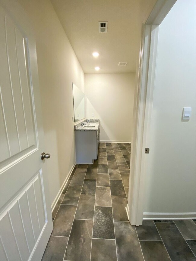 Building Photo - 3 bed, 2 bath in Oakland built in 2023