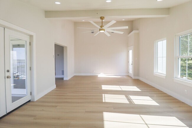 Building Photo - 4 Bed | 3 Bath on Keystone Lake!