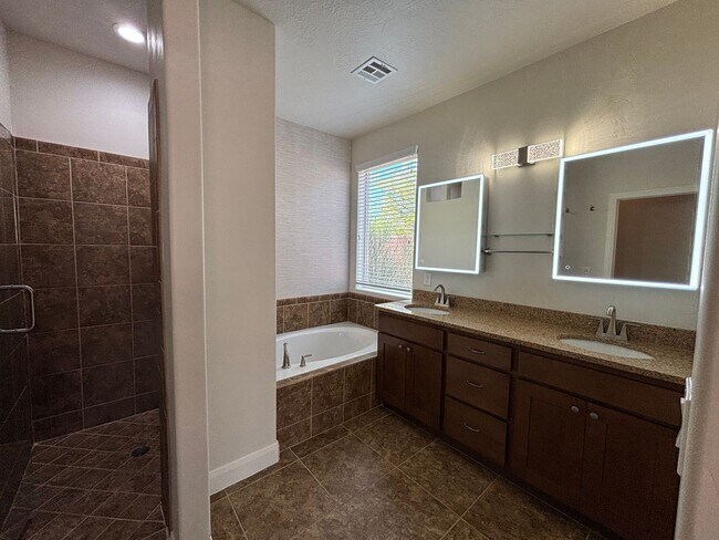 Building Photo - SPACIOUS HOME FOR RENT!